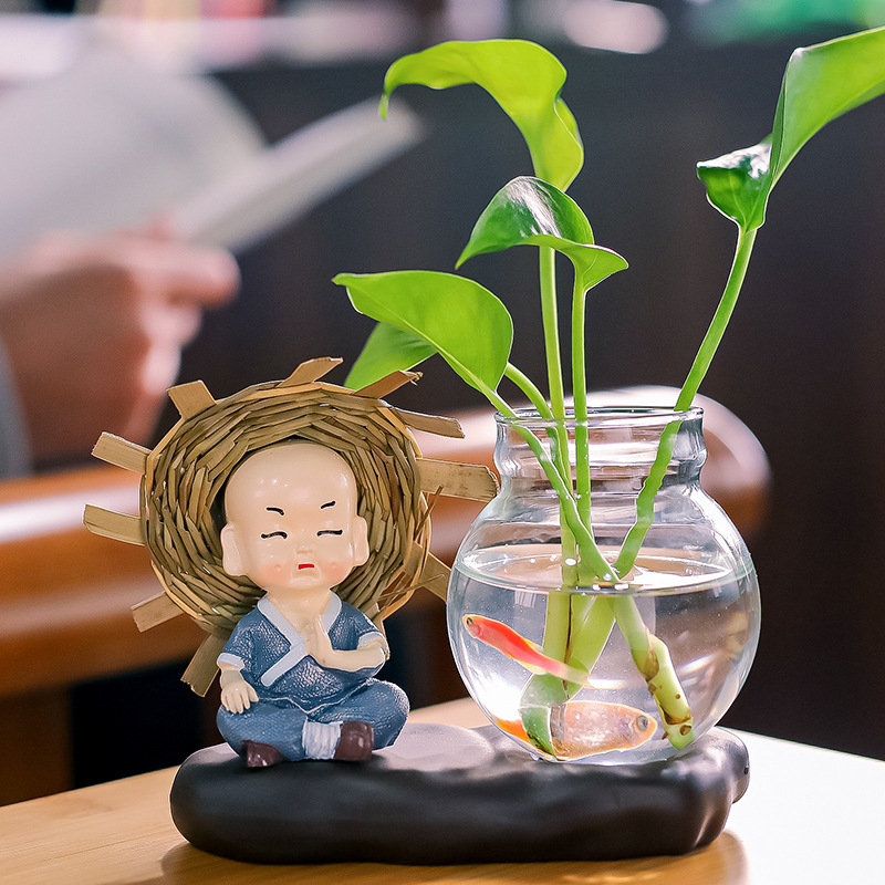Bình thủy sinh trồng cây kèm tượng chú tiểu đội nón dễ thương The ToyLab để bàn làm việc bàn học tra