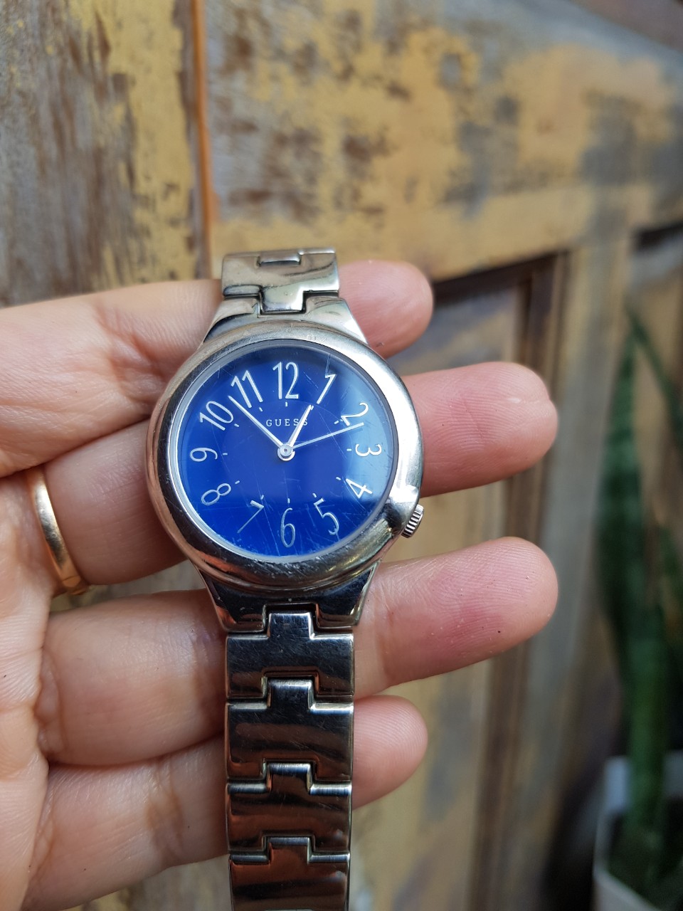 Đồng hồ nữ hiệu Guess hàng si Nhật mặt tròn màu xanh size mặt 31mm HCM
