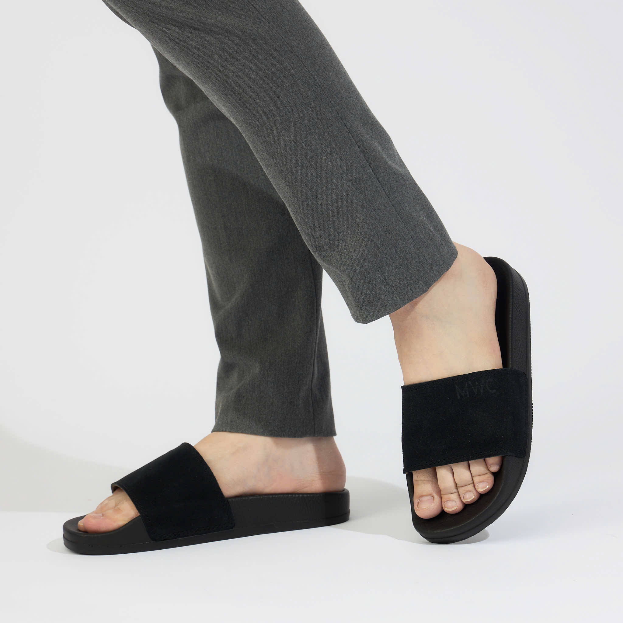 Dép Nam MWC 7842 - Dép Nam Quai Ngang Bản To Chất Liệu Da Lộn In Logo Chìm