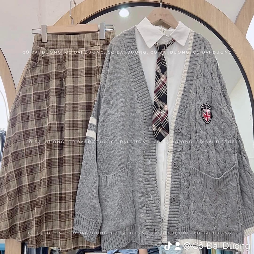 Áo khoác cardigan màu xám lông chuột phối logo viền trắng độc đáo