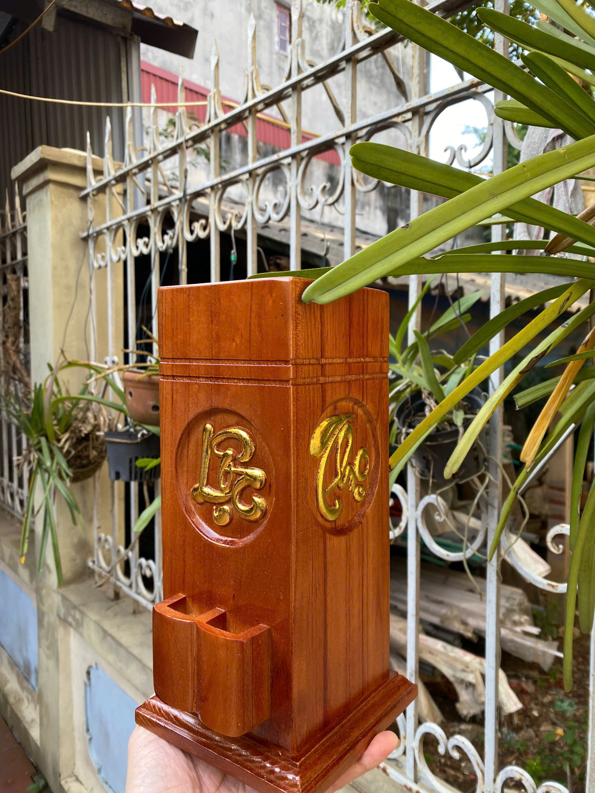 Ống đựng nhang trạm khắc chữ Tài Lộc bông sen vàng bằng gỗ - Ống Hương Loại Đẹp Chạm Khắc Sắc Nét