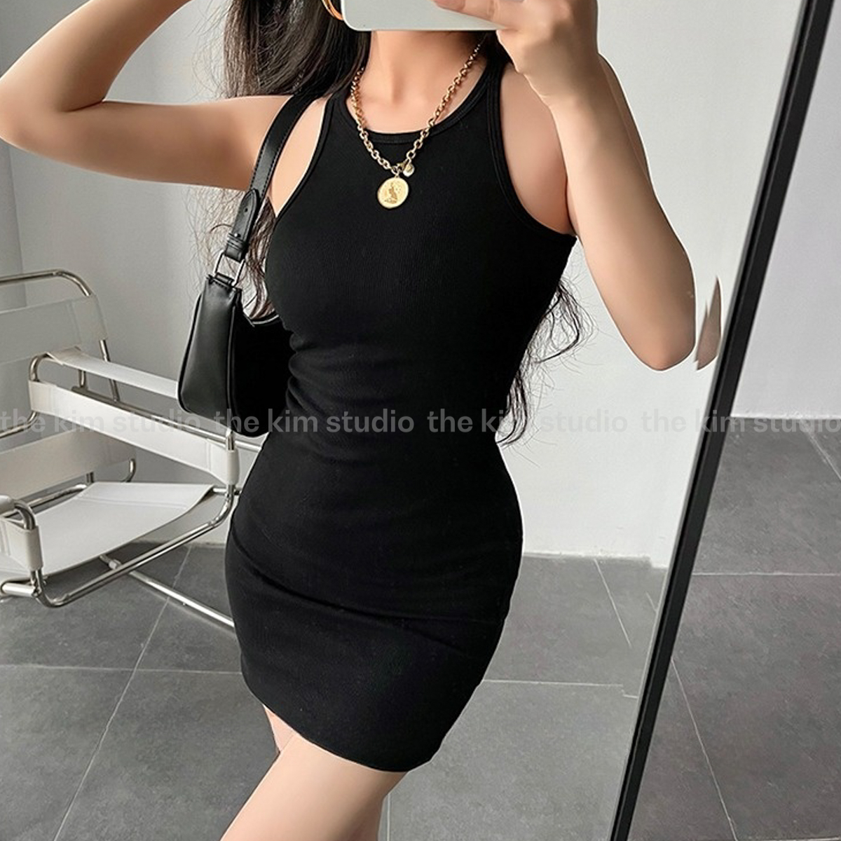 ĐẶC BIỆT 500 NGƯỜI XEM người phụ nữ mặc váy bodycon dài tay màu trắng với  túi xách da màu nâu png  PNGEgg