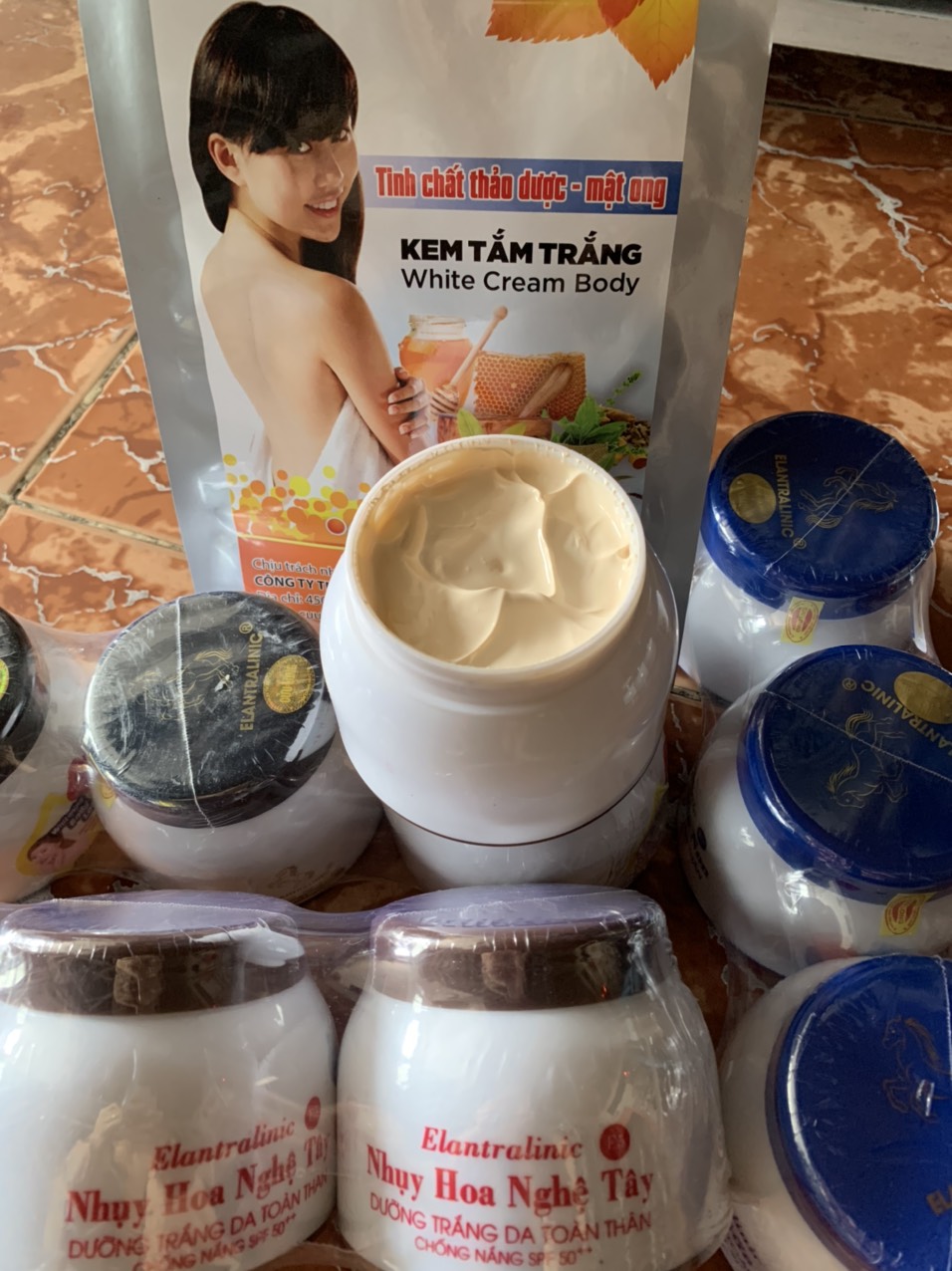 [Hcm]Kem Body Siêu Trắng Elantralinic Nhụy Hoa Nghệ Tây 150G