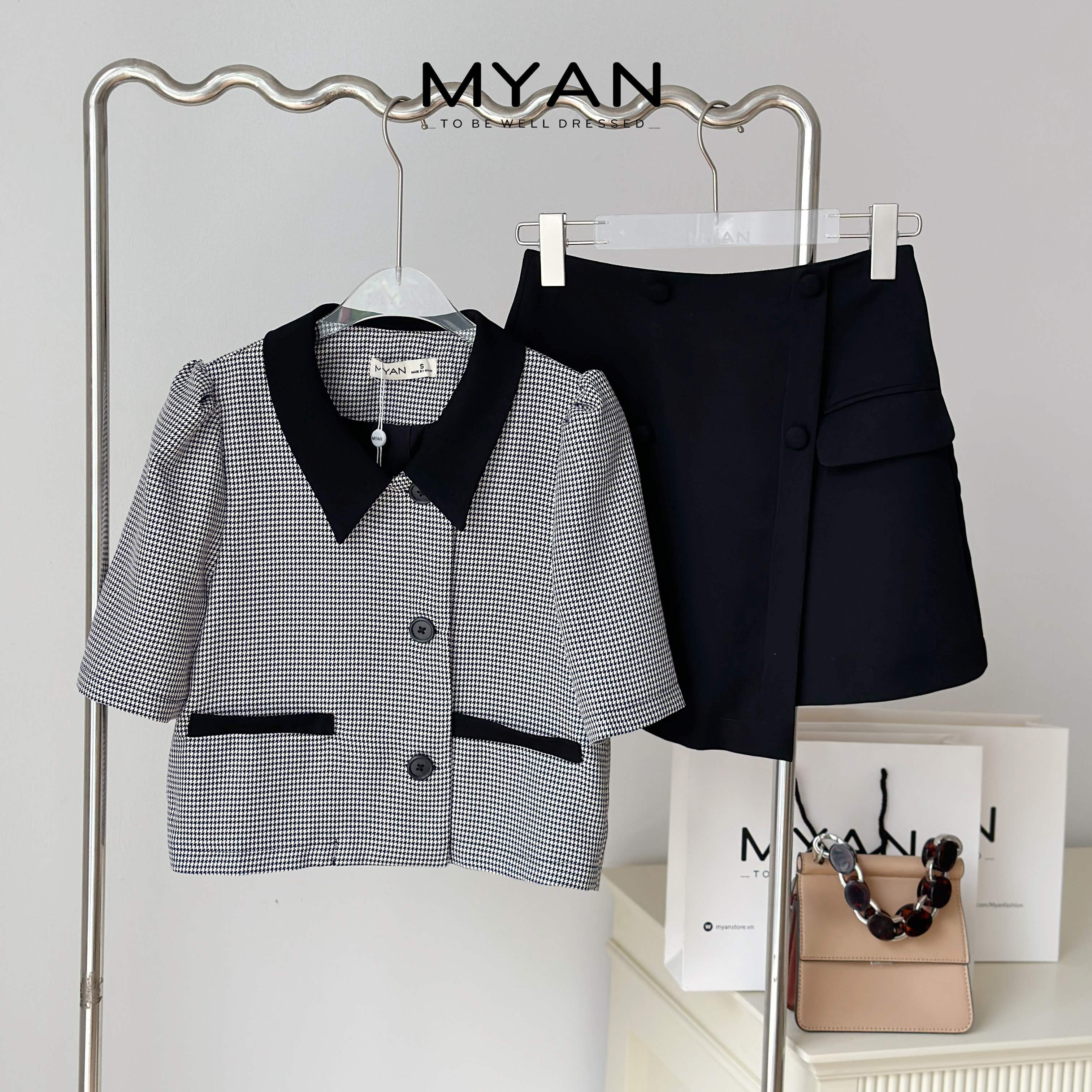 Áo Khoác Blazer Nữ MYAN Thiết Kế Dáng Croptop Tay Ngắn Cổ Vest Họa Tiết Houndstooth Avn022306