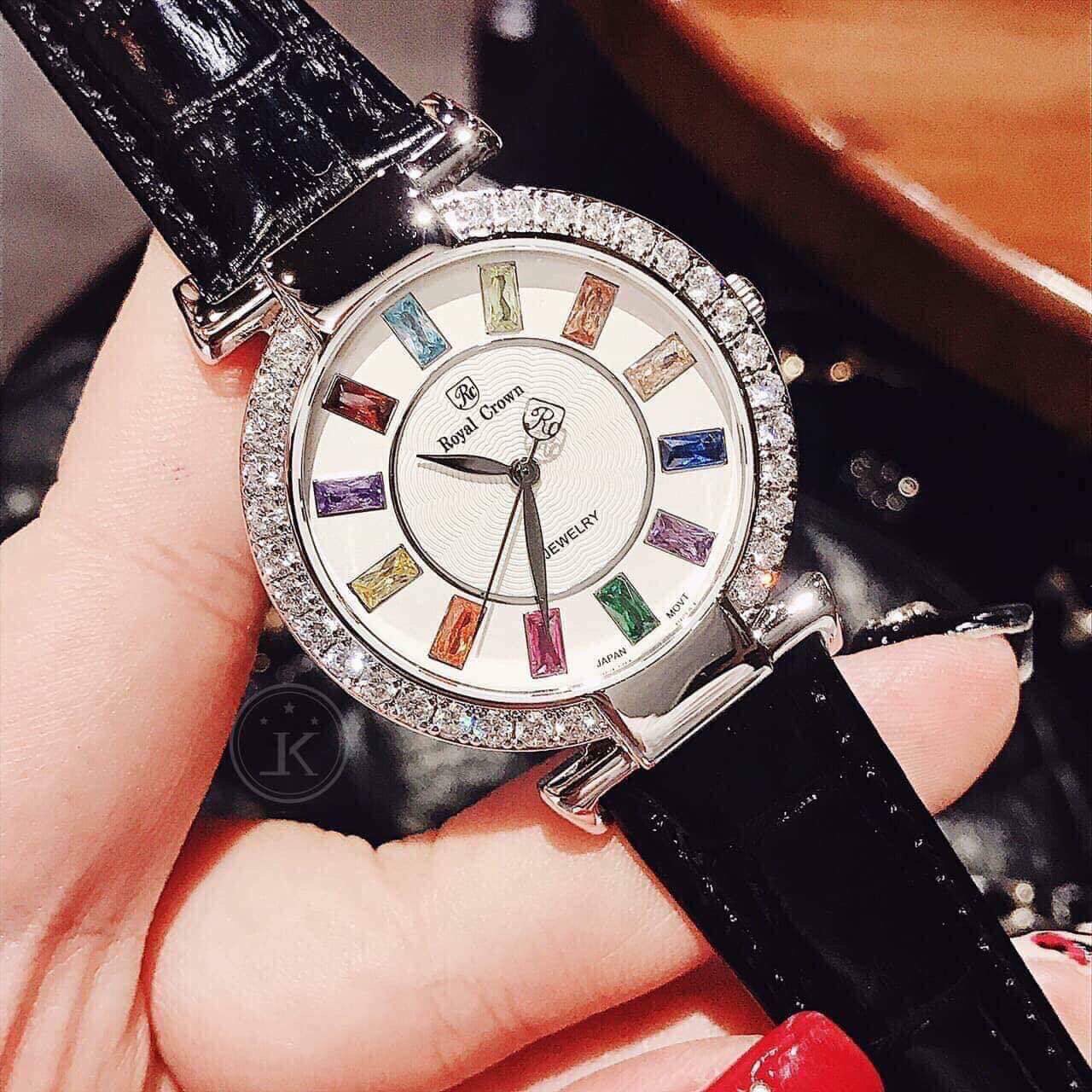 [HCM]Đồng hồ nữ dây da RoyalCrown mặt đính đá 7 màu- vỏ Trắng (Silver) dây da màu Đen (Red) size 36m