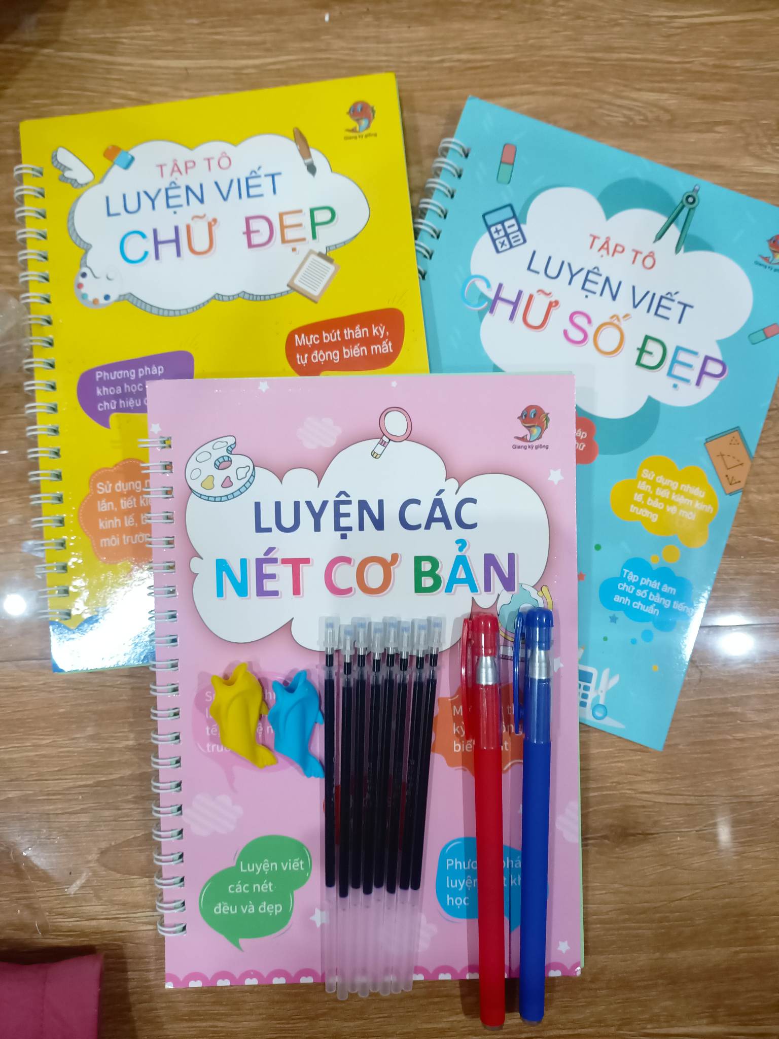 Bộ 3 Cuốn Tập Tô Luyện Viết Cho Bé TỰ XÓA kèm 2 bút 8 ngòi 2 đệm bút Sử Dụng Nhiều Lần Tiết Kiệm Chi Phí