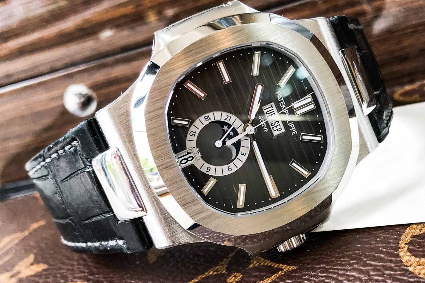 ĐỒNG HỒ PATEK PHILIPPE CƠ NAM NAUTILUS TRĂNG SAO AUTOMATIC MẶT BLACK DÂY DA + THẺ BẢO HÀNH PATEK