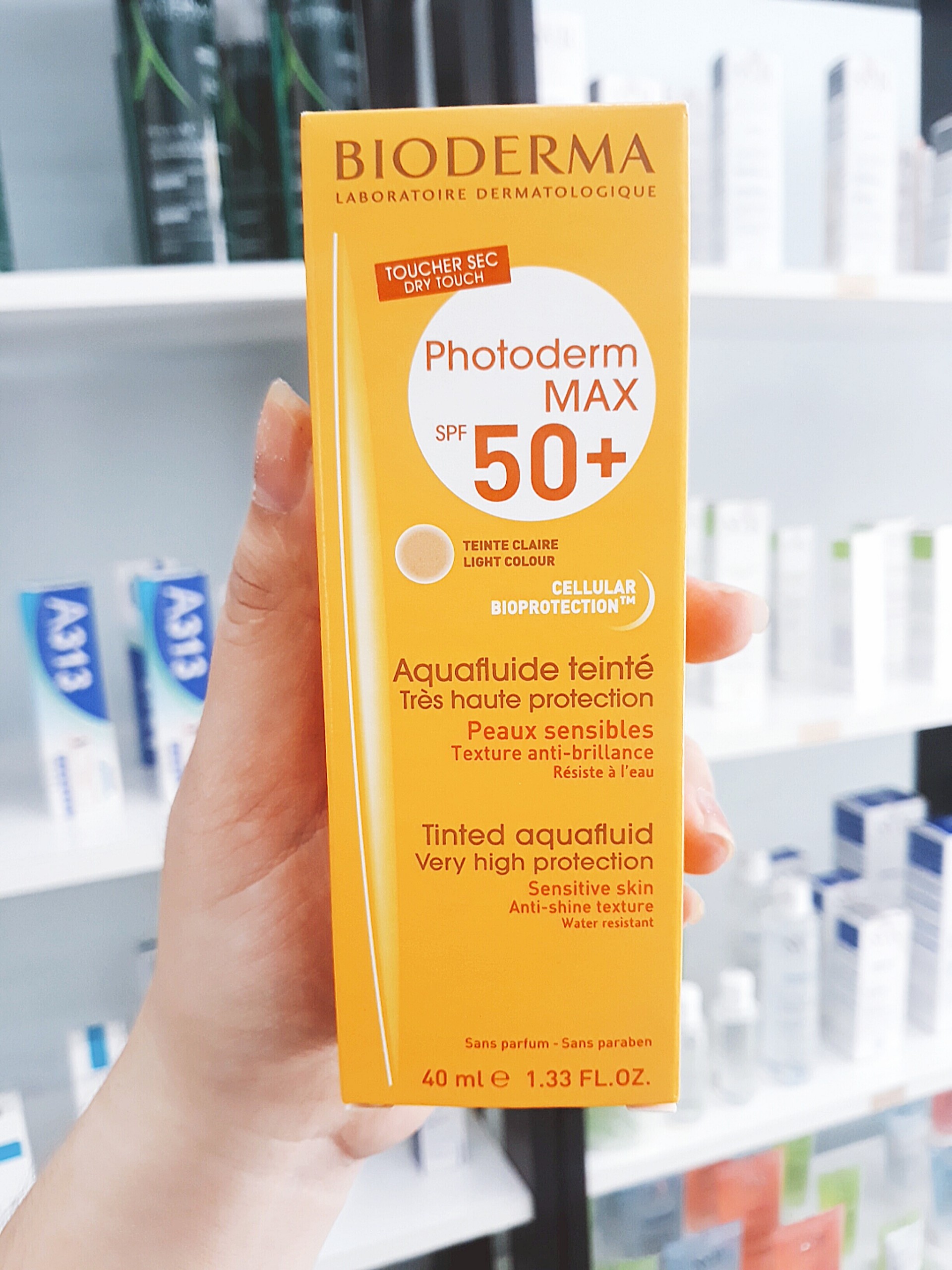 Kem Chống Nắng (Màu Light) Giảm Bóng Nhờn Cho Mọi Loại Da Photoderm Max Aquafluide Spf 50+ - 40Ml