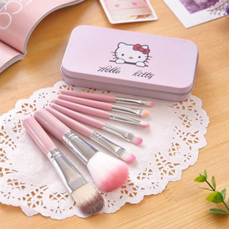 Bộ Cọ Trang Điểm Hello Kitty 7 Cây Trong Hộp Xinh Xắn Lông Cọ Mềm Với Màu Hồng. Hộp Cọ Thiết Kế Nhỏ Gon Dễ Dàng Bỏ Túi Mang Theo Đi Học Đi Làm Đi Chơi Du Lịch - Chetanic
