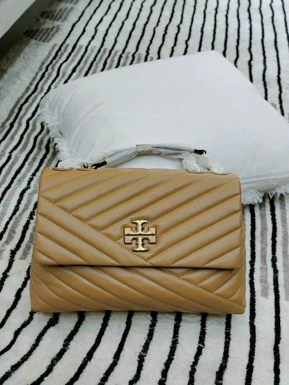 Kira Chevron Small Bag - Tory Burch - Leather - Grey ref.956363 - Joli  Closet