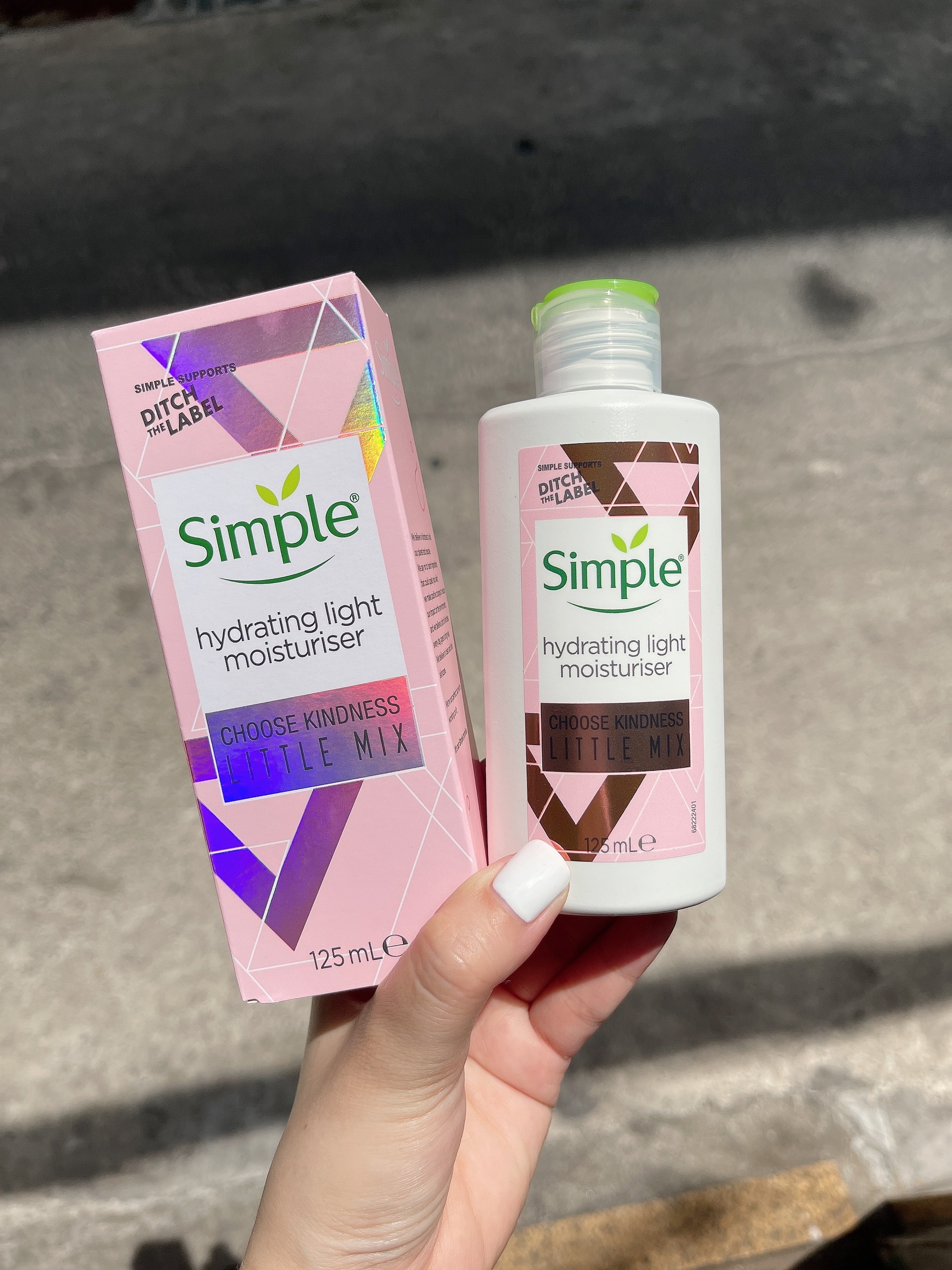 [Hcm]Simple - [Mẫu Mới] Kem Dưỡng Da Simple Hydrating Light Moisturiser 125Ml