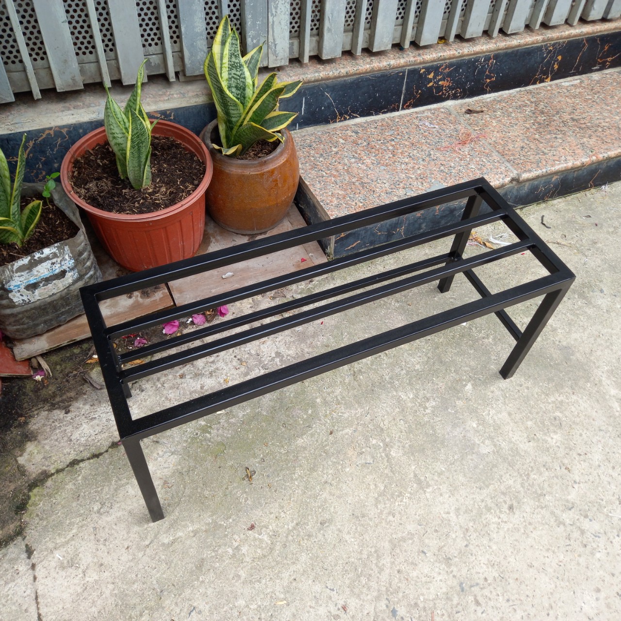 Giá đỡ chậu cây Dài 40cm Rộng 30cm Cao(60-70cm) thép hộp 20x20mm mạ kẽm sơn màu chân có nút nhựa