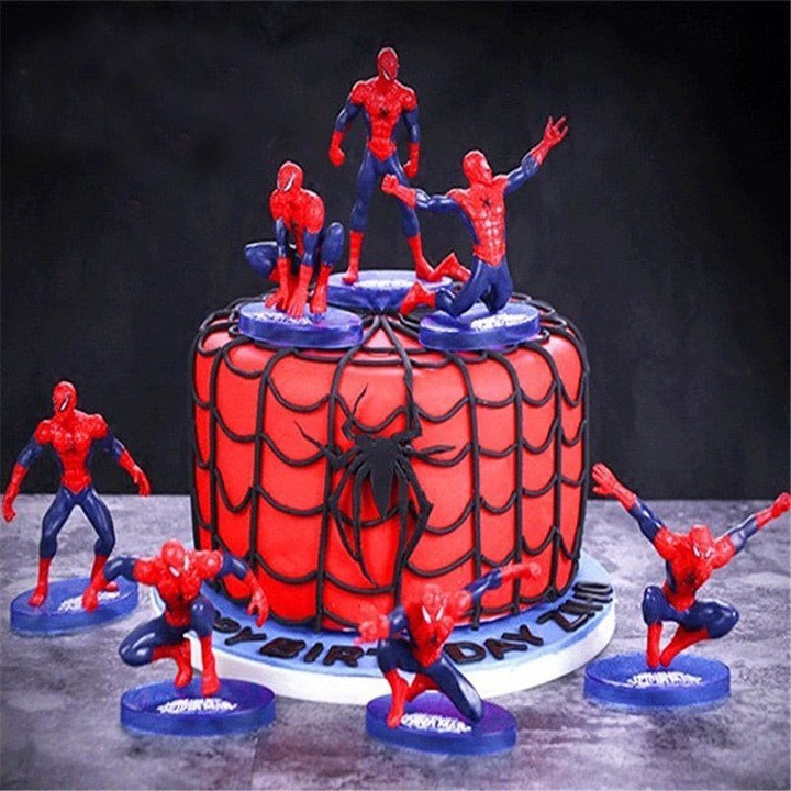 Bánh sinh nhật siêu nhân người nhện đứng trên siêu xe
