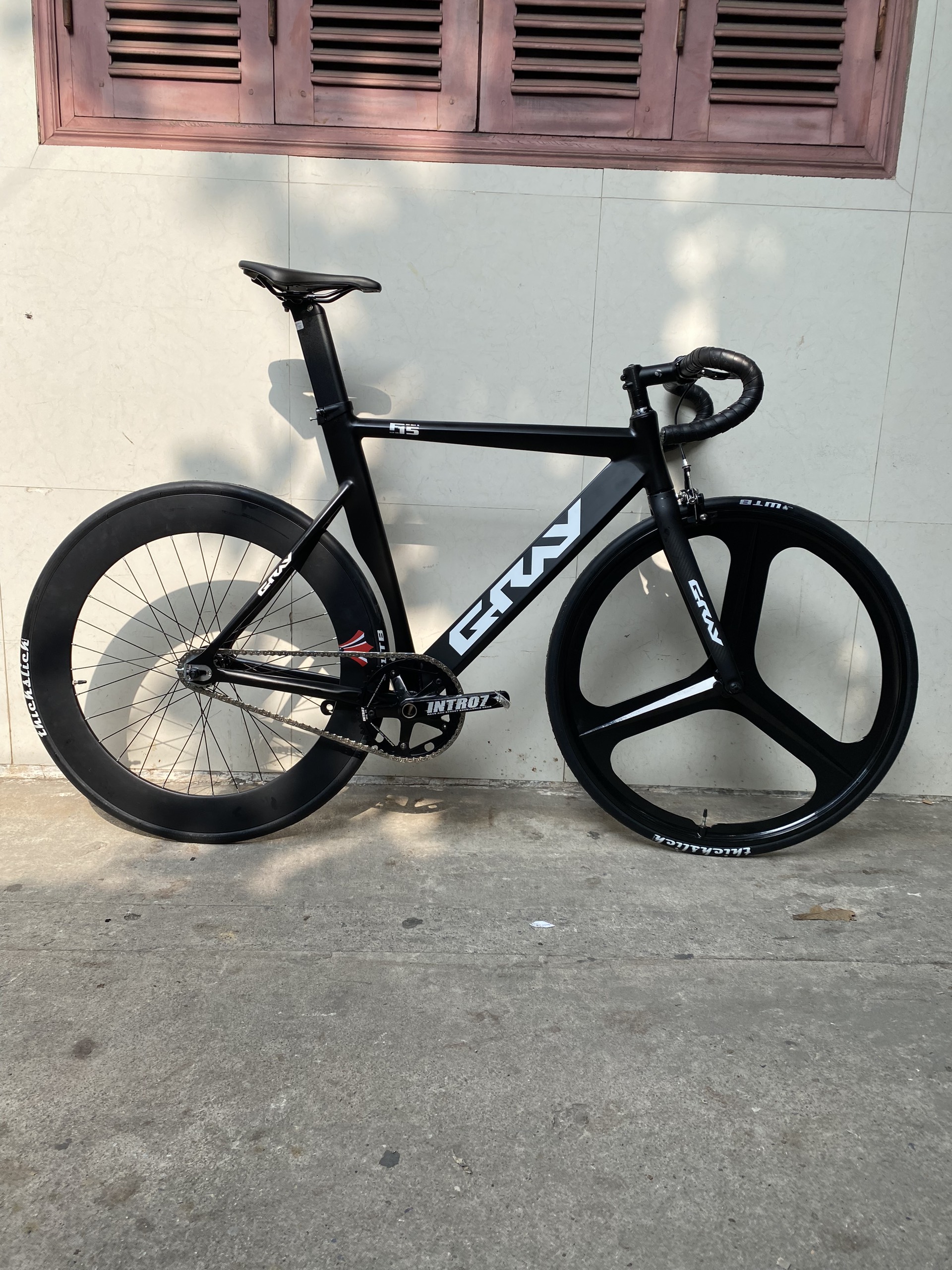 (Chat với shop trước khi đặt hàng) Xe đạp fixed gear Gray f15 màu đen bánh trước 3 đao mới 100%