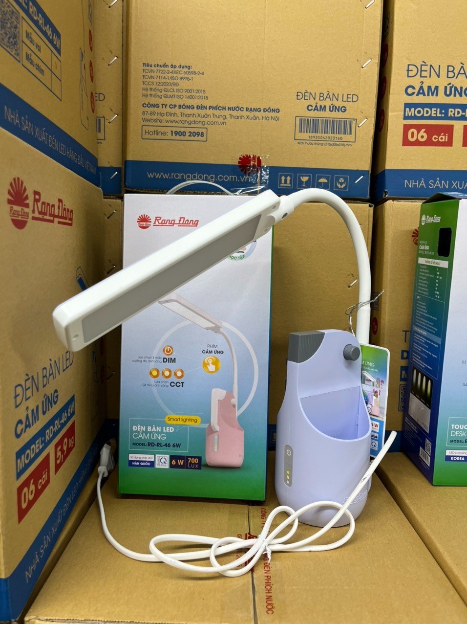 Đèn bàn cảm ứng mang thương hiệu chính hãng Rạng Đông. Model: RD-RL-46 6W. Sử dụng làm đèn học đèn làm việc trang trí
