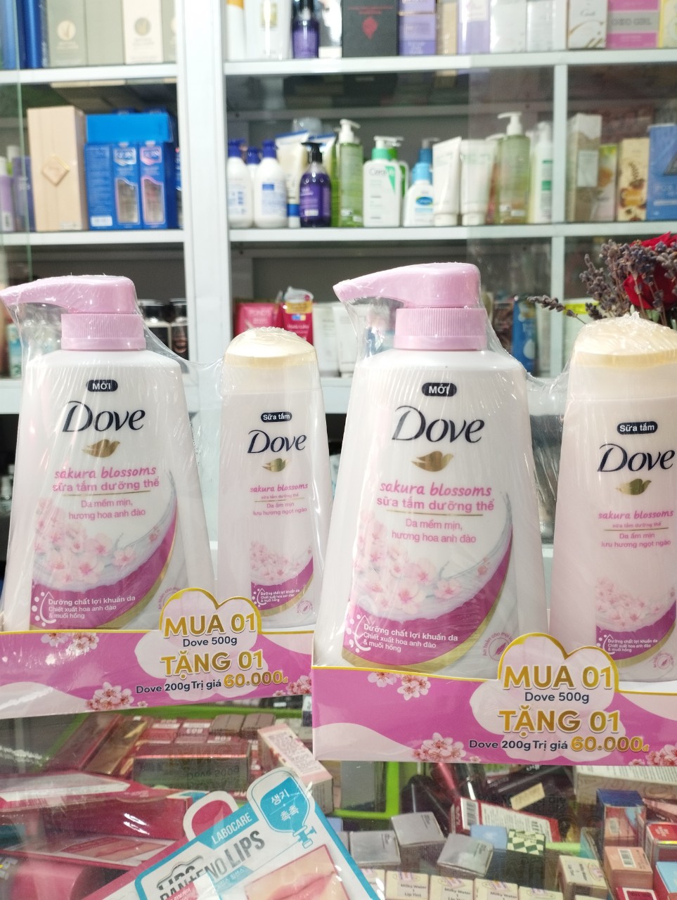 Sữa Tắm Dưỡng Thể Dove Sakura Blossoms - Chiết Xuất Hoa Anh Đào & Muối Hồng 900ml