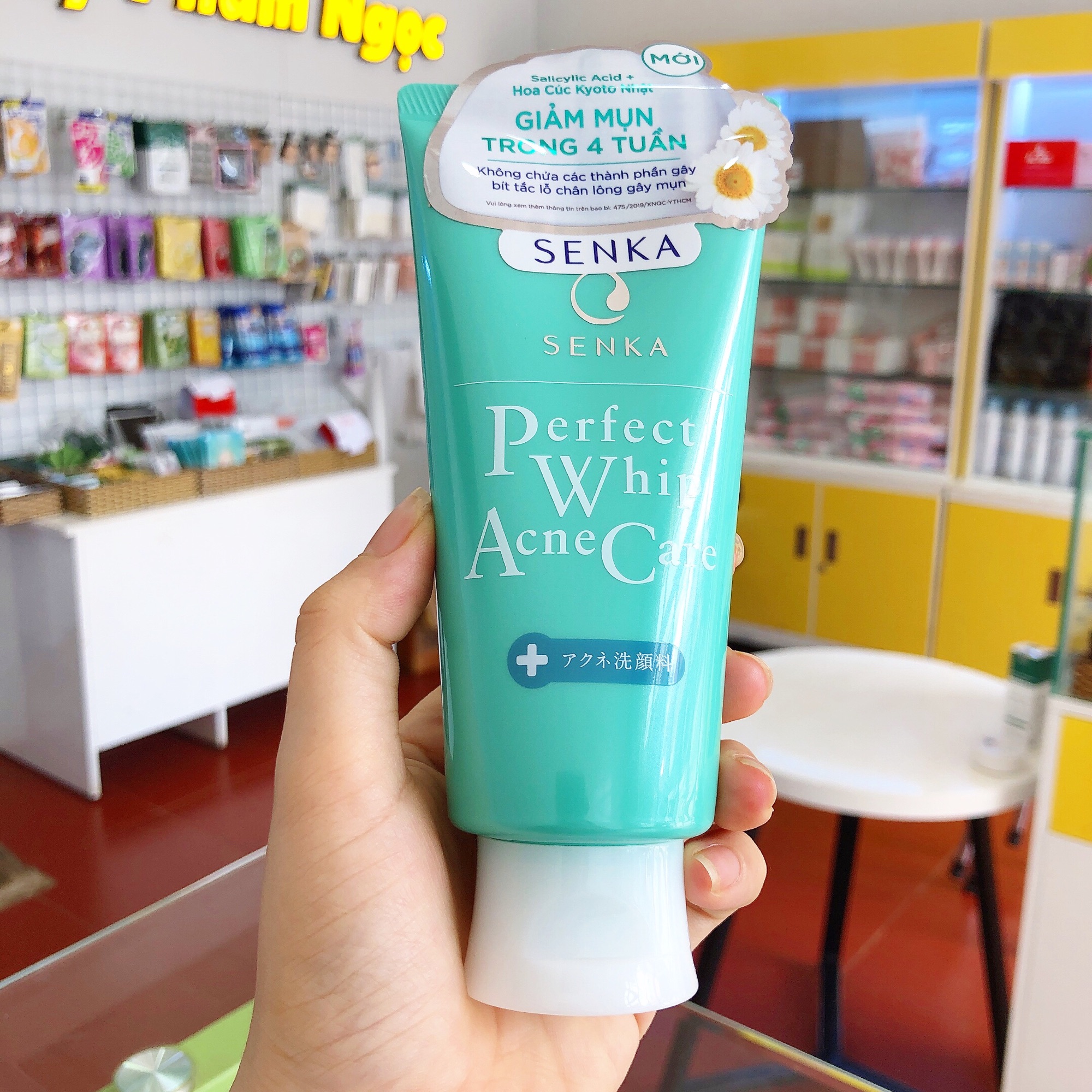 Sữa Rửa Mặt Hoa Cúc Dành Cho Da Mụn Senka Perfect Whip Acne Care