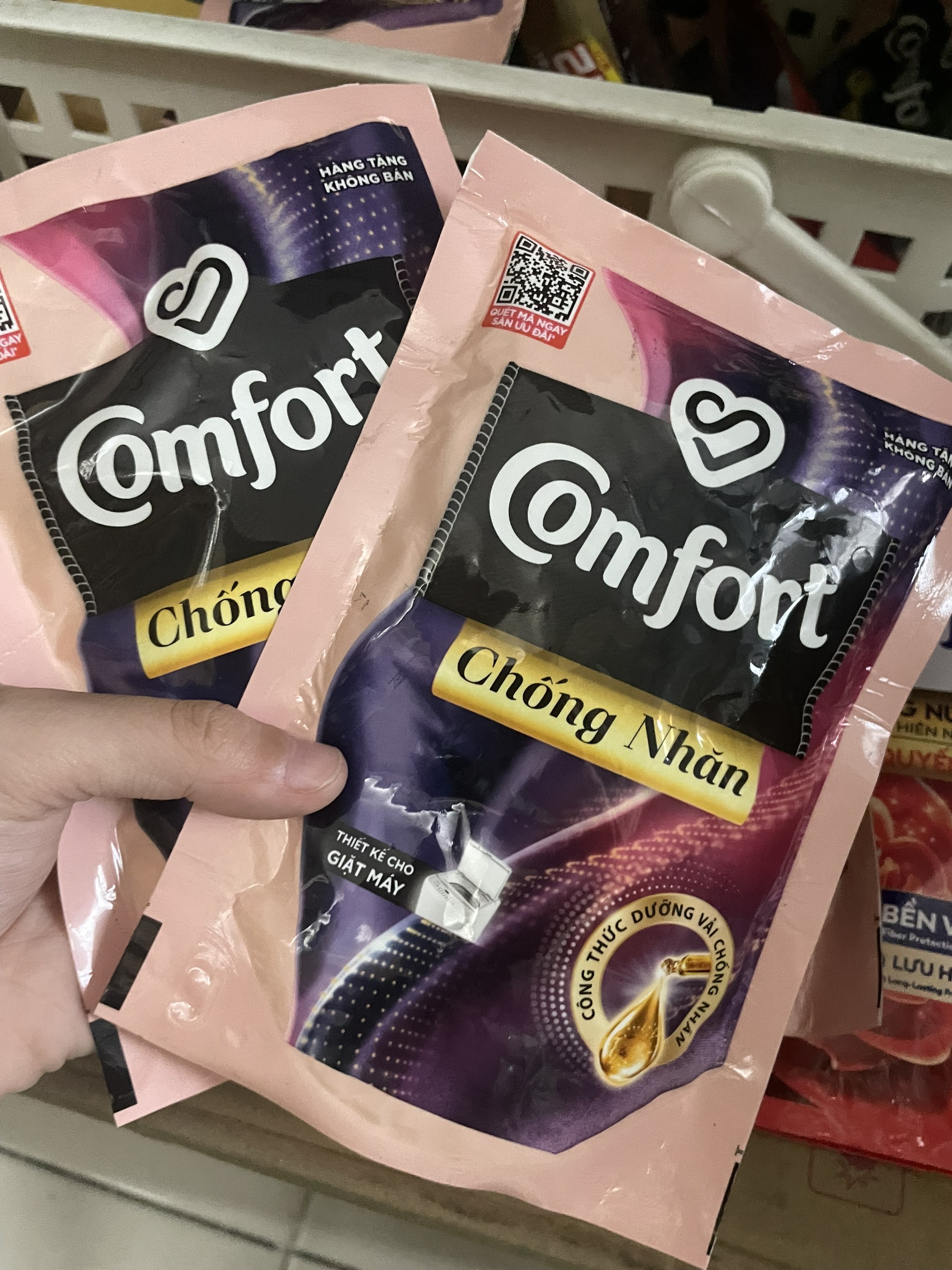 Nước xả vải Comfort xả quần áo thơm lâu chống nhăn túi 120ml - Happy Life 4U