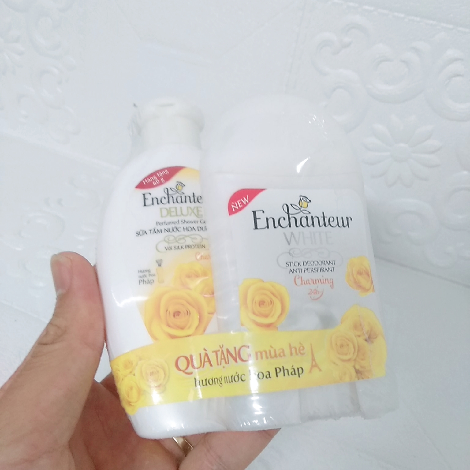 Sáp Khử Mùi Enchanteur 40Ml Hương Nước Hoa Pháp Tặng Kèm Sữa Tắm