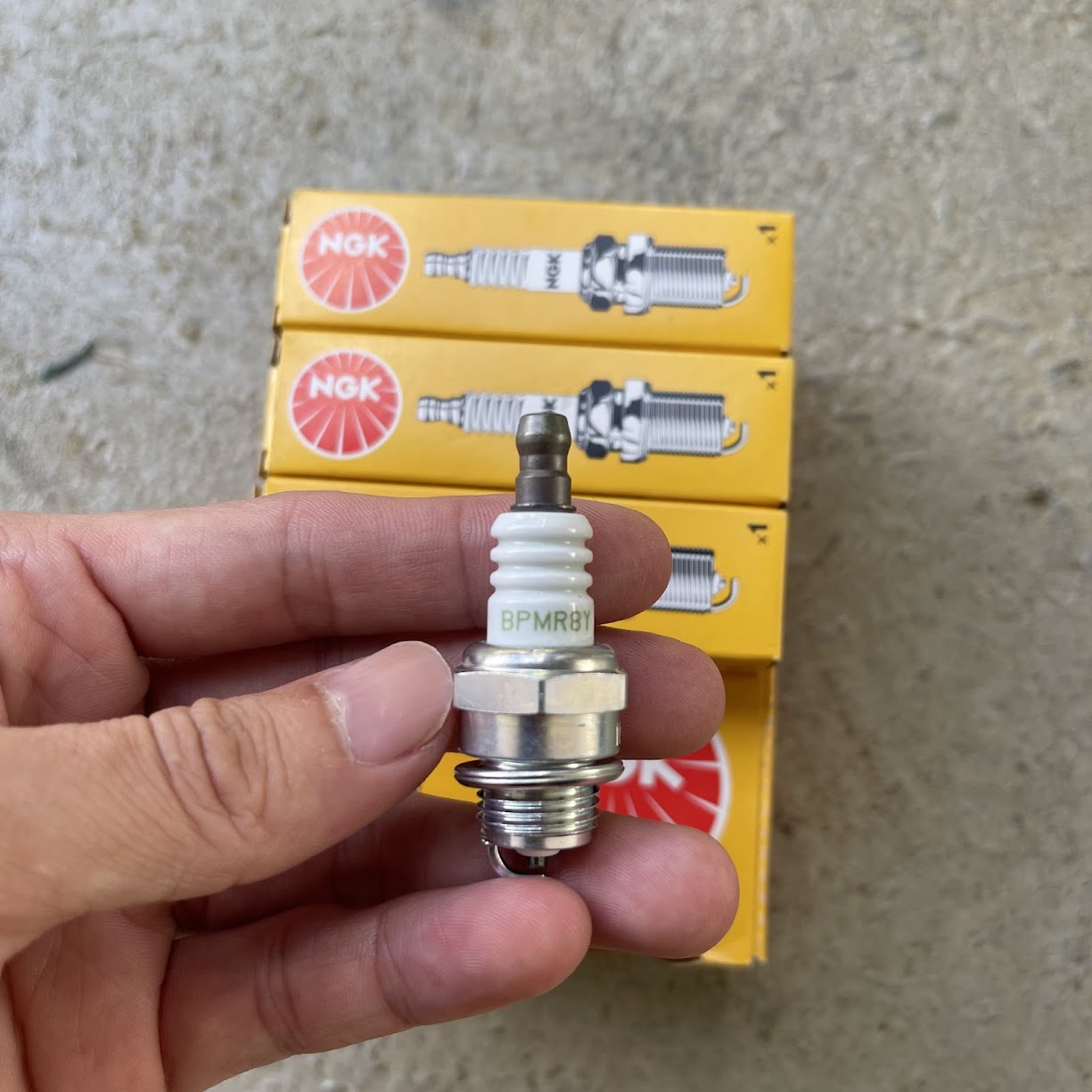 Bugi 2 Thì NGK Chính Hãng BPMR7A / 8Y ( JAPAN ) máy cắt cỏ/ máy cưa xích