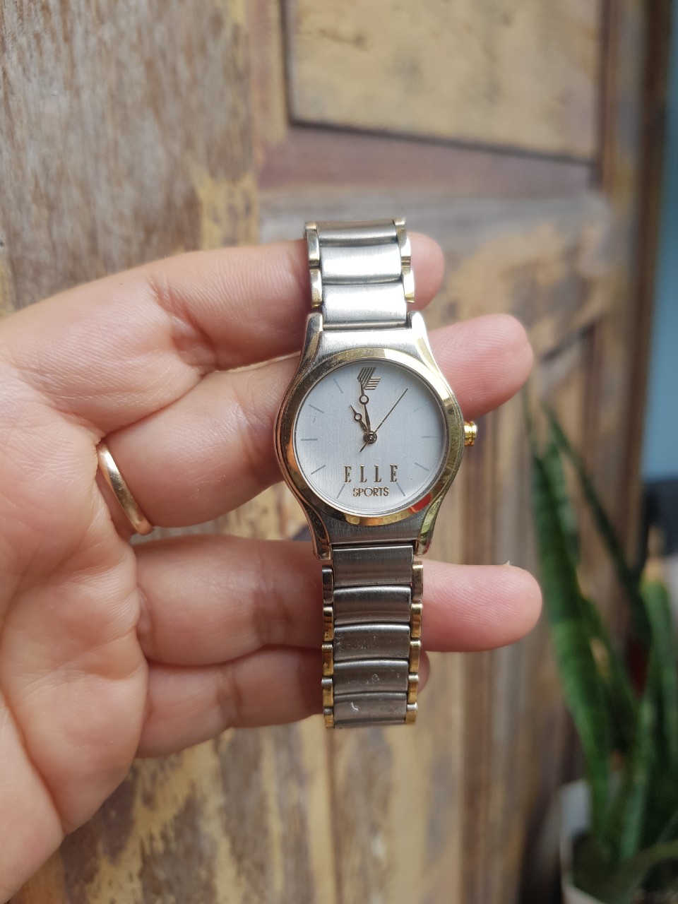 Đồng hồ nữ hiệu ELLE đồng hồ si Nhật mặt tròn size mặt 27mm cả núm HCM