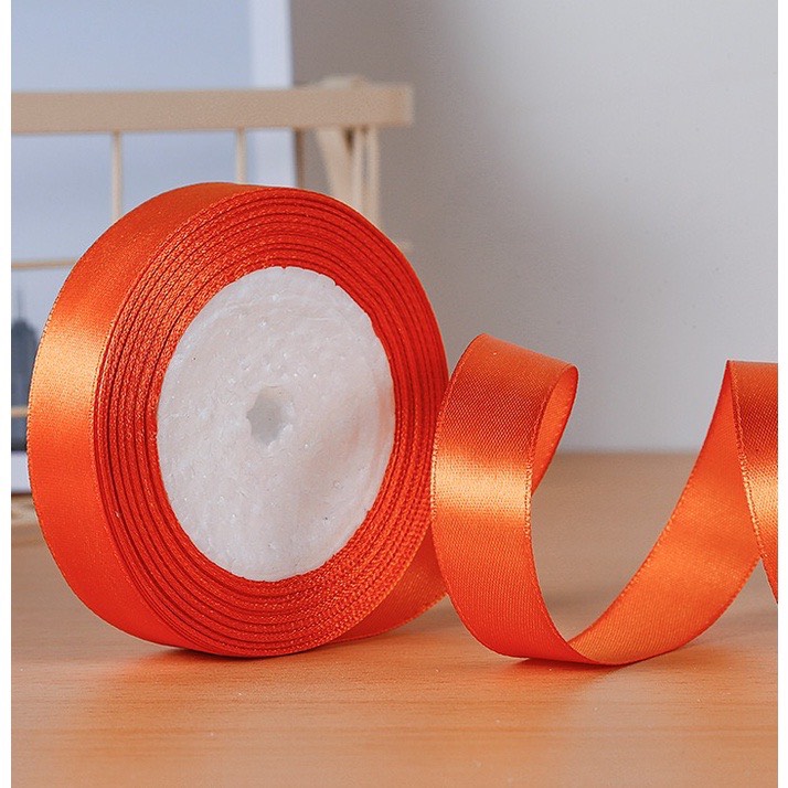 Ruy băng lụa thắc nơ trang trí . Dùng thắc nơ trang trí giỏ quà giỏ hoa ... 1 Cuộn bản rộng ( 1cm_2cm_4cm ) Dài 20met