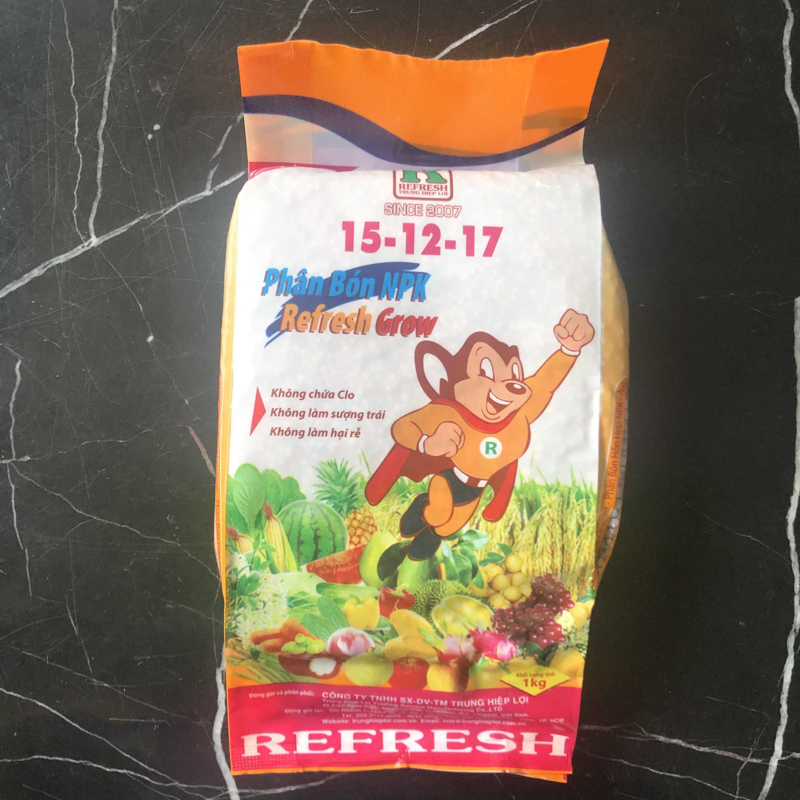 Phân bón NPK 3 màu 15-12-17 chuyên cho hoa và cây kiểng 1kg và 200gr