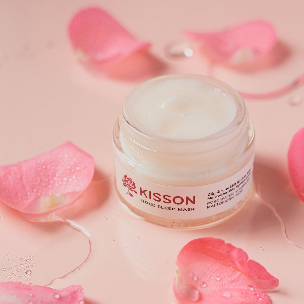 Mặt nạ ngủ hoa hồng nguồn gốc từ tự nhiên giúp làm se khít lỗ chân lông nuôi dưỡng và khóa ẩm suốt 24 giờ mang lại làn da căng mọng và mịn màng