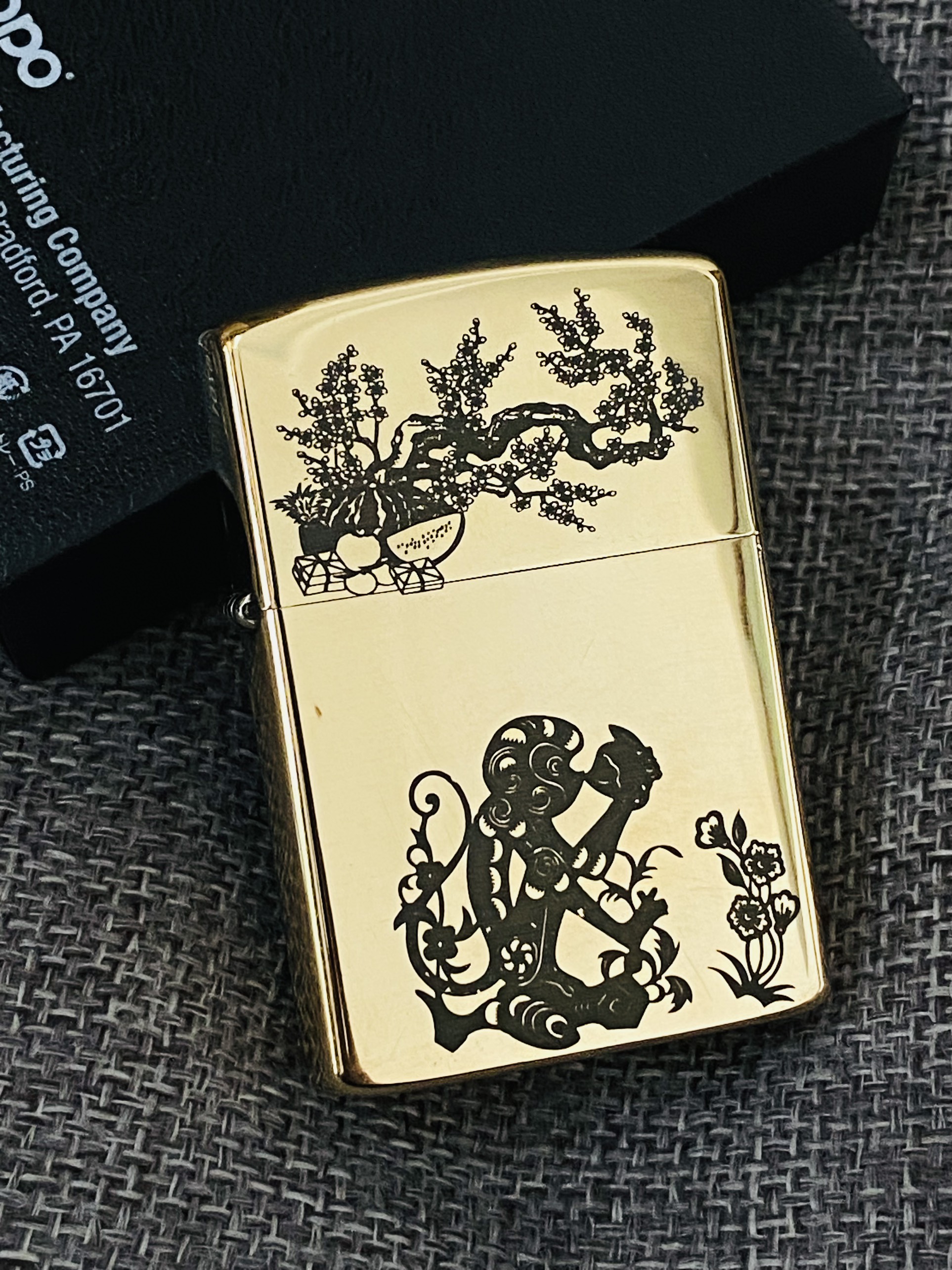 Bật Lửa Zippo Mỹ La Mã  Đồng Nguyên Khối Bộ 12 Con Giáp (Tuổi Thân )  ((Kem chai xăng+Hộp )).