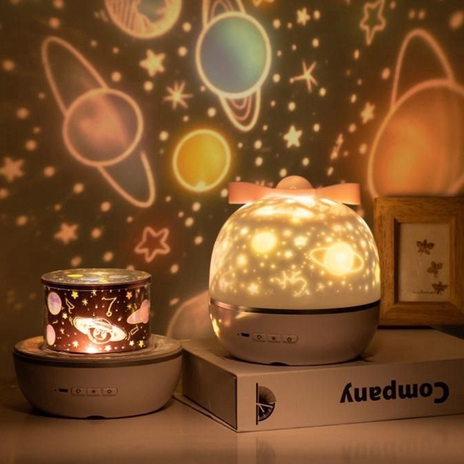 (HÀNG ĐỘC QUYỀN) Đèn Ngủ 3D Vũ Trụ Chiếu Sao Bầu Trời Đại Dương Tự Động Xoay 360 Độ Ánh Sáng Dịu Tỏa Rộng Đầy Phòng Tích Hợp Đổi Màu 6 Chế Độ Hoa Văn Trang Trí Phòng Ngủ Giúp Bé Ngủ Ngon.