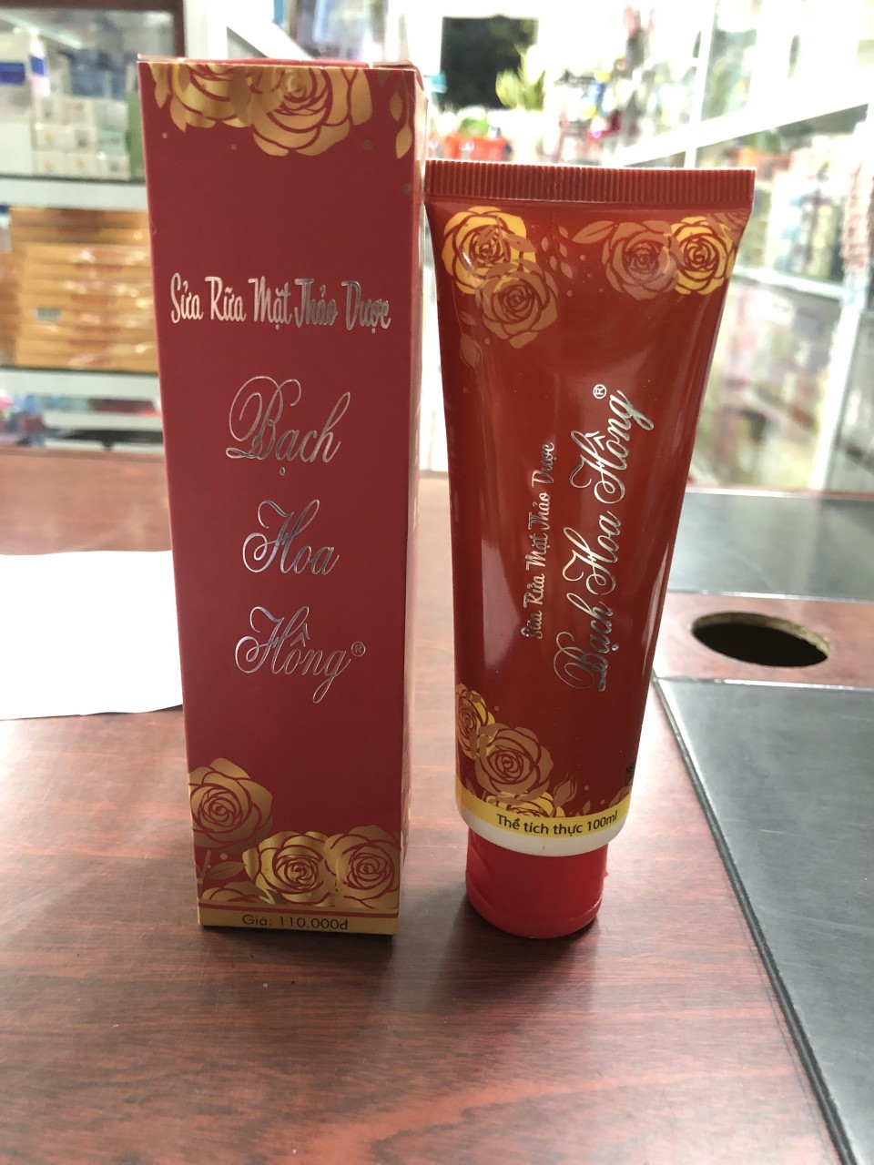 Sữa Rửa Mặt Bach Hoa Hong Thảo Dược 100ml