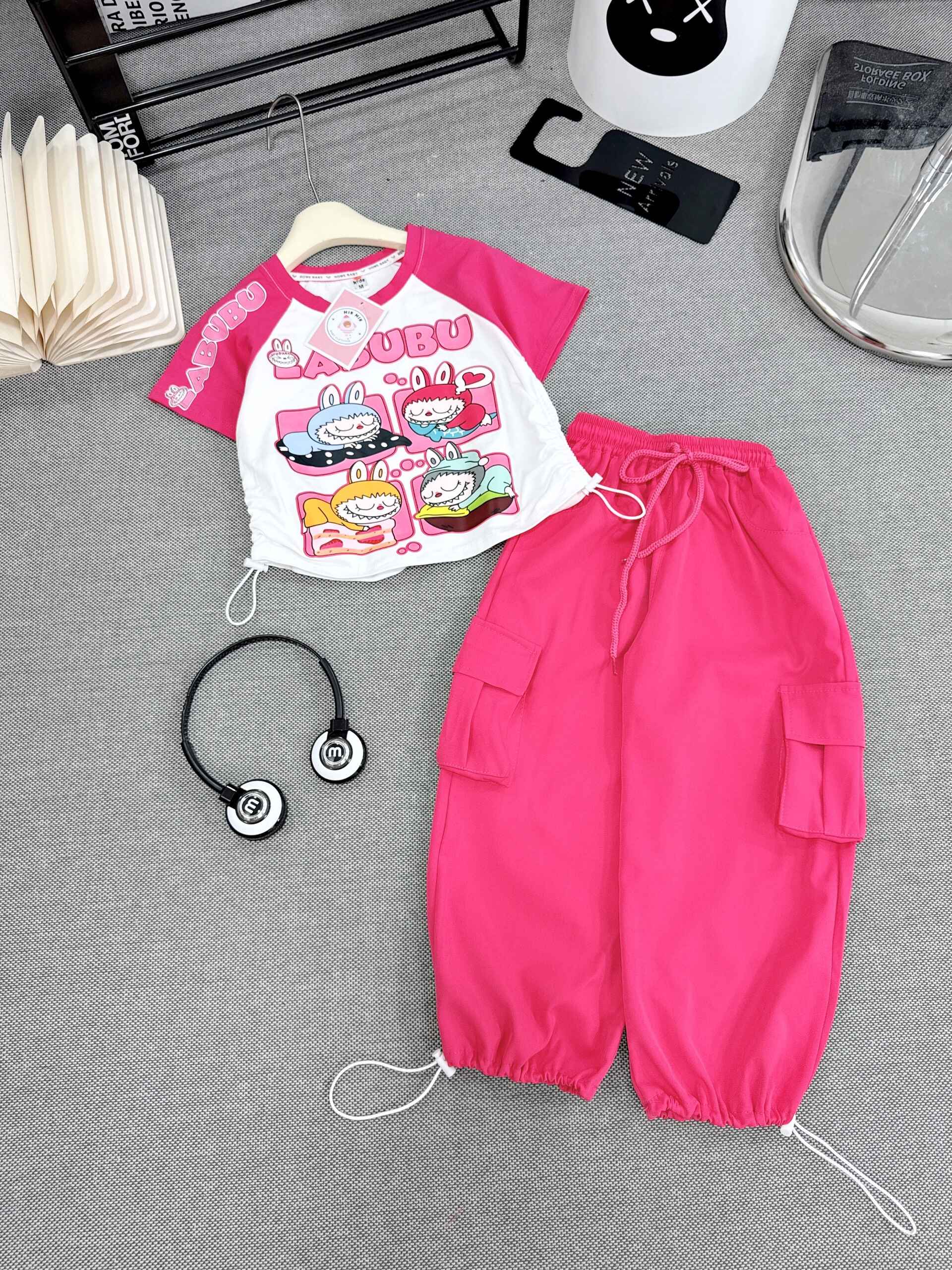 (16-40kg, <1m4 ) Set áo croptop chun rút in hình LABUBU, KUROMI, gấu dâu Lotso phối quần kaki túi hộ