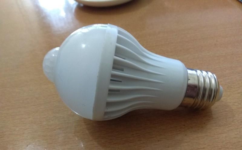 Bóng Đèn Led Cảm Ứng Hồng Ngoại 9W sáng trắng