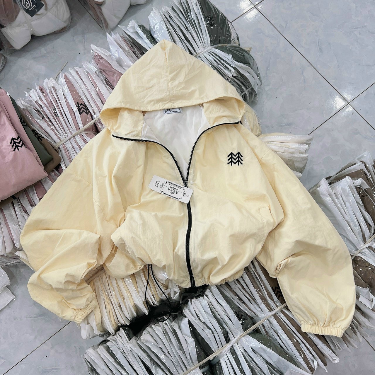 [Mới] Áo Khoác Gió Vải DÙ Trượt Nước Nhăn Form Rộng Dáng Lửng Có Dây Rút Hàn Quốc Nón Rộng Basic Nữ 