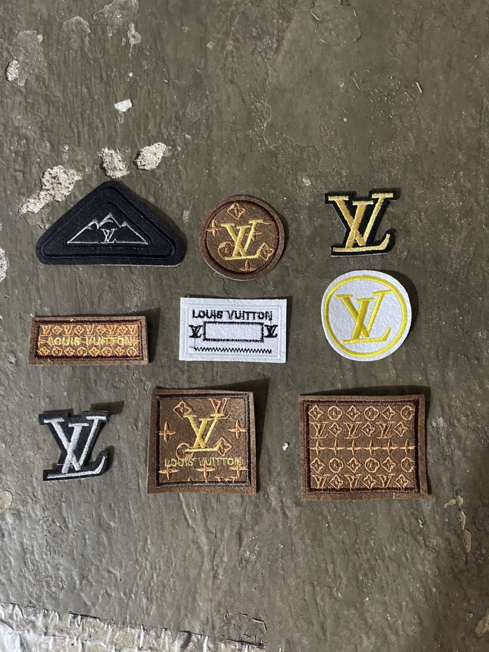 Miếng Sticker Thêu Ủi hình logo thương hiệu cao cấp lvvvv