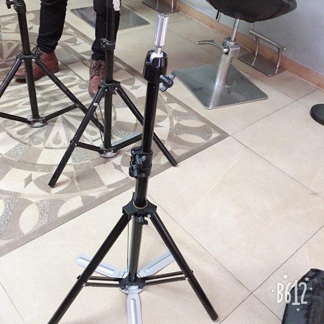 CHÂN GIỮ ĐẦU MANOCANH HỌC CẮT TÓC