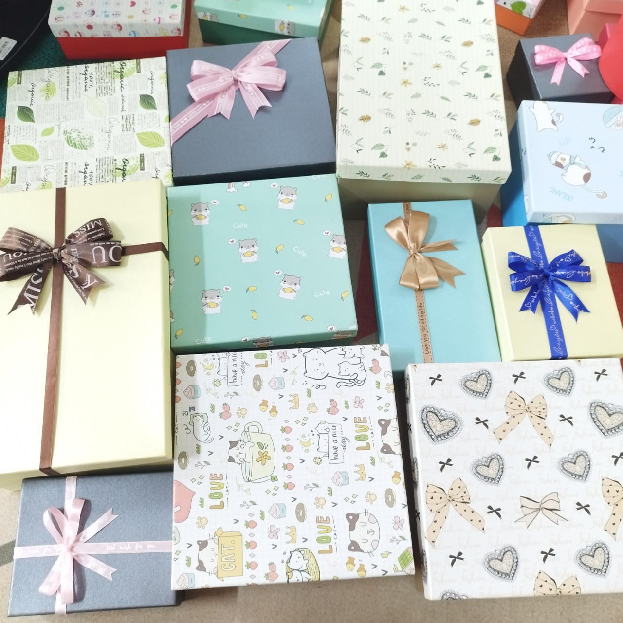 Hộp quà hình vuông chữ nhật trái tim đầy đủ kích thước nhiều màu mẫu mã hộp cứng chất liệu cao cấp kèm nơ có nhiều màu sắc