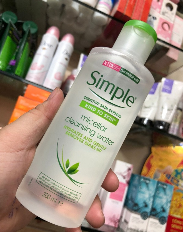 [Hcm]Nước Tẩy Trang Kiềm Dầu Simple Micellar Cleansing Water 200Ml - 8712561669825 Làm Sạch Lớp Makeup Và Bụi Bẩn Nằm Sau Trong Lỗ Chân Lông Phù Hợp Da Nhờn Kể Cả Da Nhạy Cảm