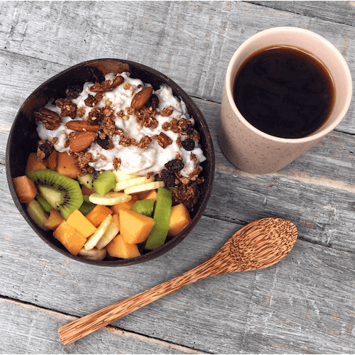 Bát chén gáo dừa và muỗng size lớn dùng để ăn ngũ cốc granola salad sữa chua hoa quả từ Nông Sản Giọ
