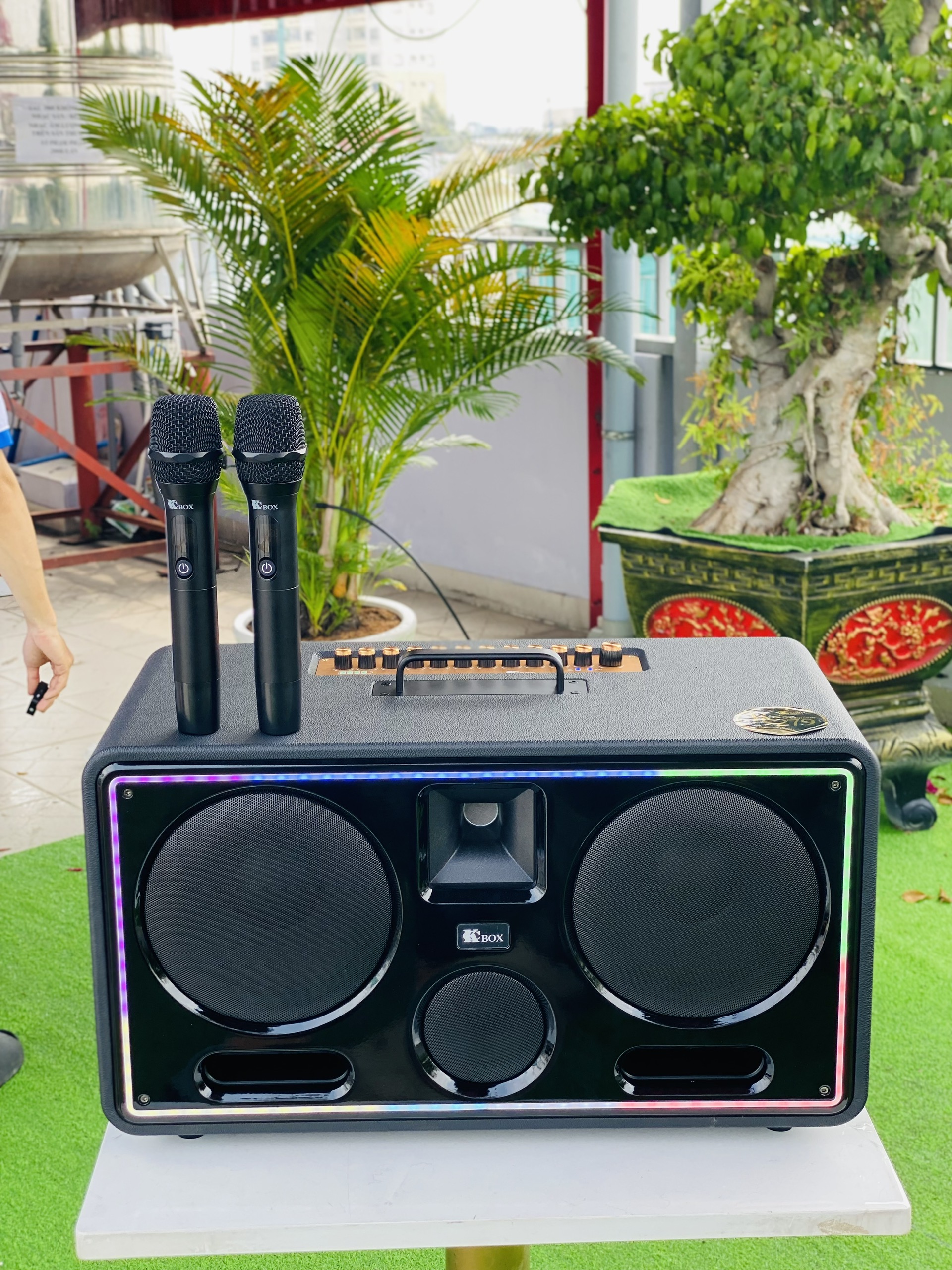 Loa Bluetooth KCBOX279 Premium có đèn led tặng kèm 2 mic công suất siêu lớn nhạc cực căng hát si