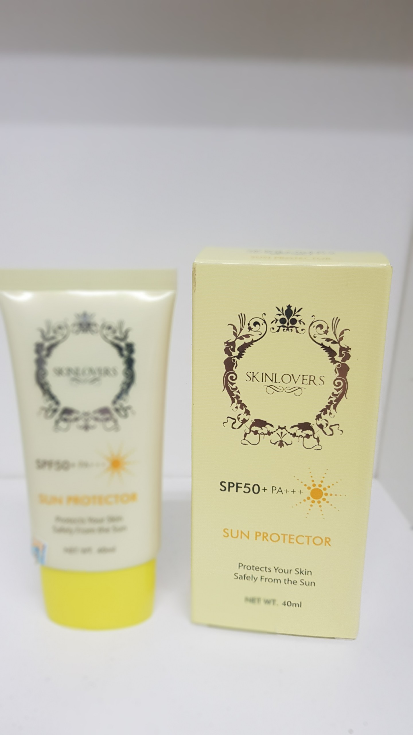 Kem chống nắng hông tan trong nước Skinlovers SPF 50-40ml
