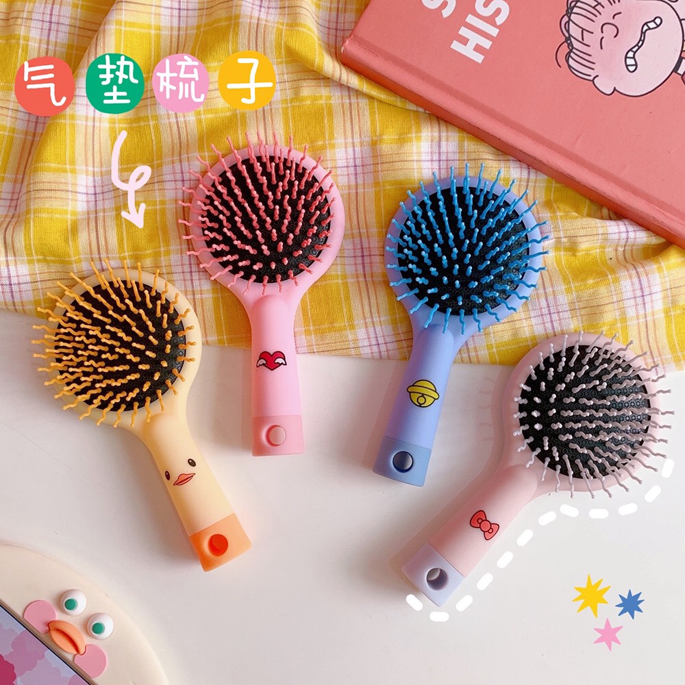 { Có Sẵn 5 Màu } Lược Chải Tóc Có Gương 2In1 Massage Da Đầu Chống Rụng Tóc Gương Trang Điểm Dễ Thương Tiện Lợi Đem Theo Đi Du Lịch Pkhn0216