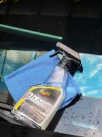 Nước lau làm sạch kính tạo hiệu ứng lá sen chống bám nước dòng cao cấp Ultimate Glass Cleaner & Water Repellent Meguiars G240416