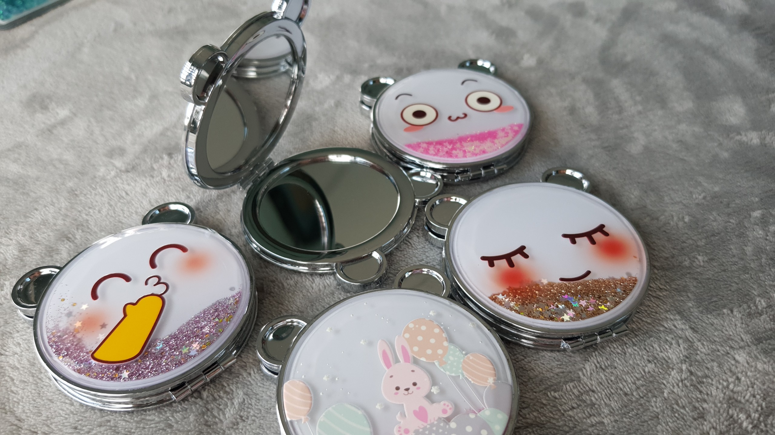 [HCM][TẶNG THUN CỘT TÓC] Gương Soi Gấp 2 Mặt 3D Kim Sa Trong Nước Inox Cao Cấp Hình Tròn Siêu Bền Cầm Vừa Tay Hình Phong Cách Han Quốc Dễ Thương