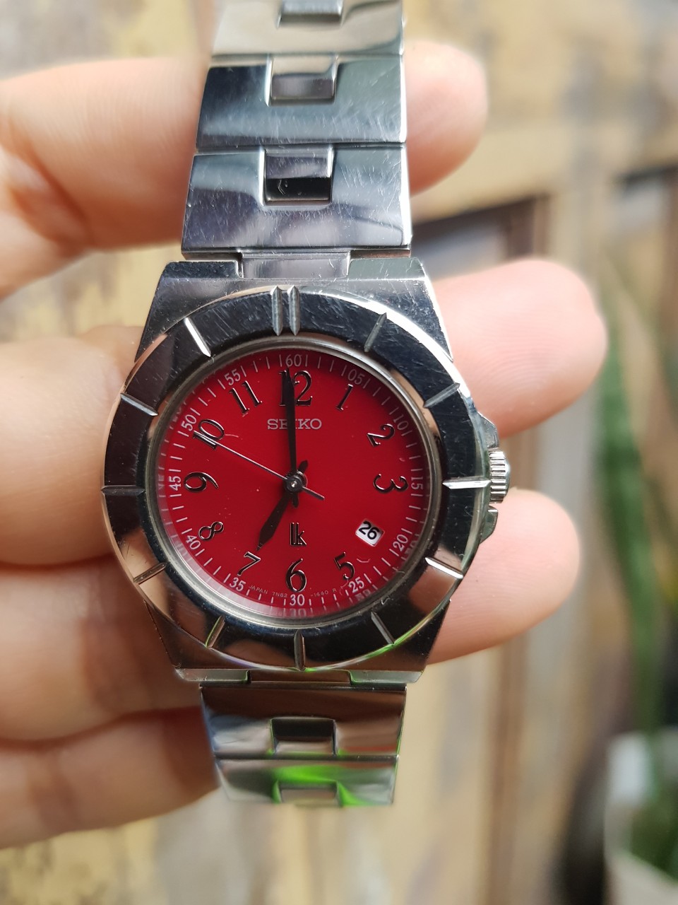 Đồng hồ nữ hiệu Seiko LK phân khúc cao cấp của Seiko mặt tròn màu đỏ size mặt 30mm cả núm Hàng si Nhật [HCM]