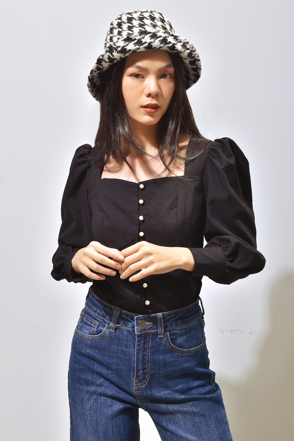 [NHẬP MÃ NOVFALAZSOCIAL02 GIẢM 40K ĐƠN 199K  ] Áo kiểu MAYBI chất linen thun đen