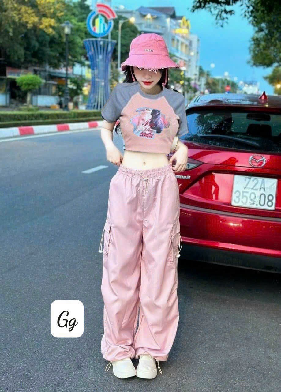Set áo thun croptop in hoạt hình và quần ống rộng túi hộp màu hồng dễ thương đồ bộ nữ cá tính chất đẹp