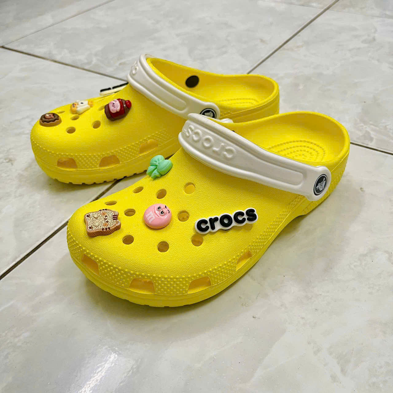 [Chính hãng-lỗi 1 cắt] Dép sục crocs vàng siêu xinh hàng lỗi cắt nhẹ có tặng charm