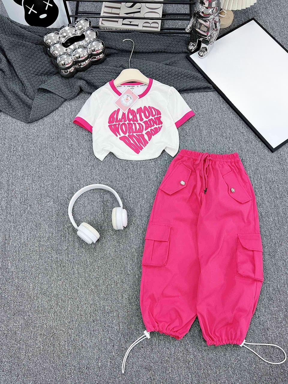 (16-40kg) Set áo croptop HOẠ TIẾT TIM BLACK.PINK phối quần kaki thô túi hộp cho bé gái