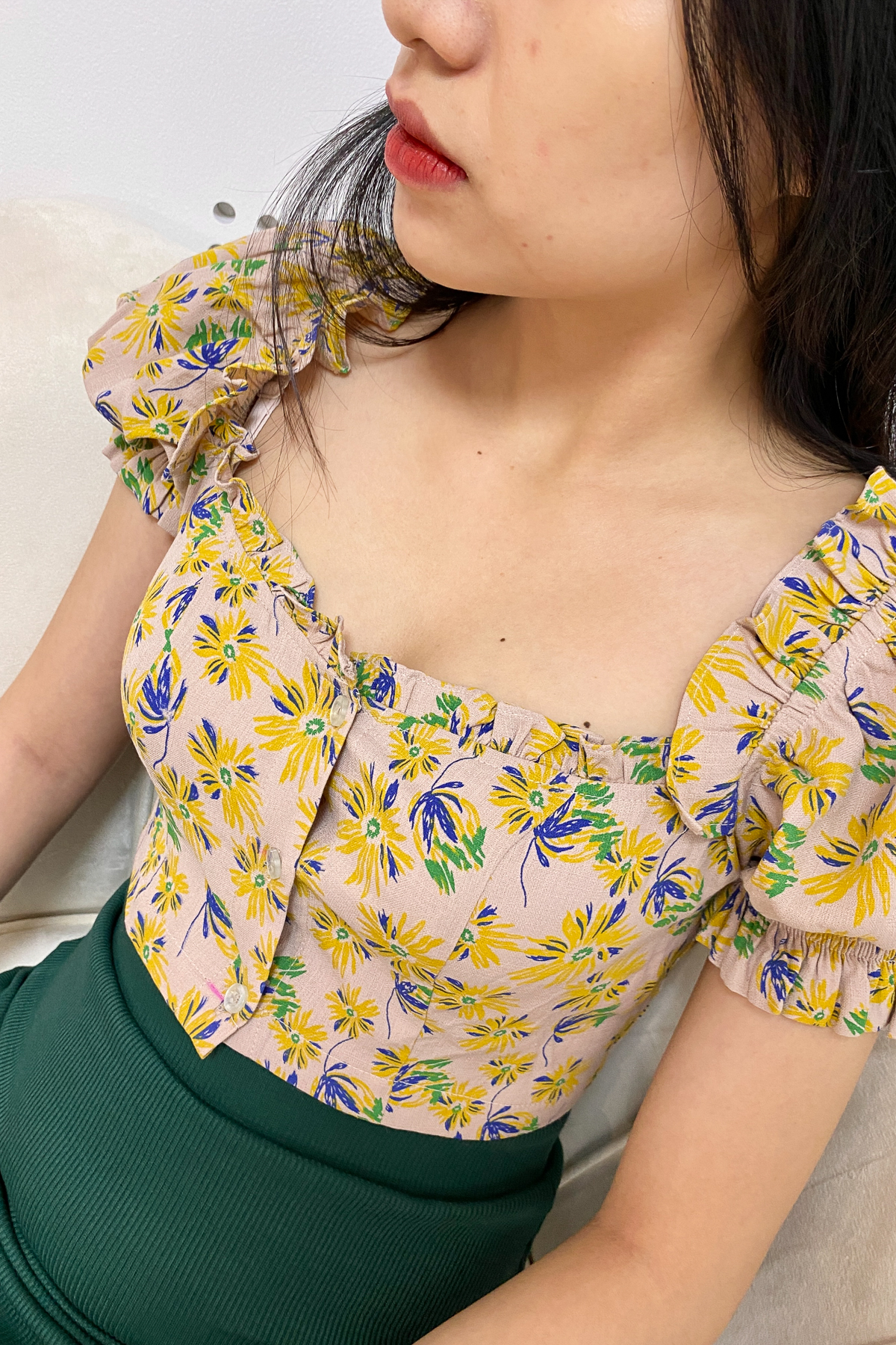 [NHẬP MÃ NOVFALAZSOCIAL02 GIẢM 40K ĐƠN 199K  ]  Áo Maybi croptop ôm lụa in hoa tay phồng